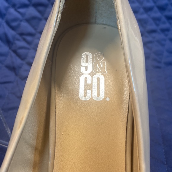 9 & CO. Patent Round Toe 4” Heels. Size 9.5. Neutral Beige. Man Made Materials. - Picture 4 of 10